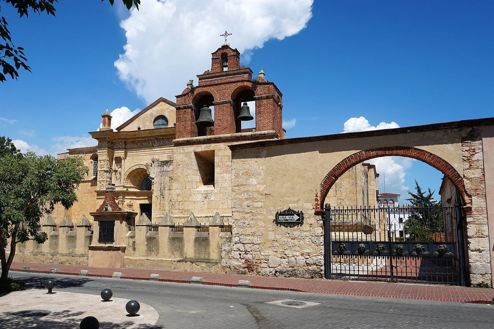 Primada de América Cathedral · 0.6 km